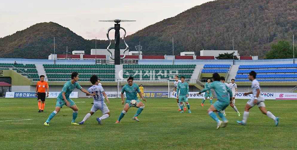 지난 24일 거제종합운동장에서 열린 거제시민축구단과 평택시티즌FC와의 경기 모습. /사진= 윤동욱 시민기자