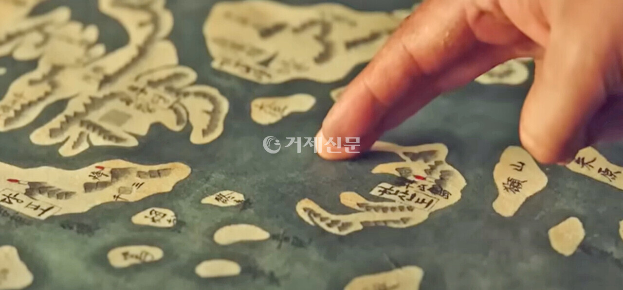 영화 '한산: 용의 출현'에서 이순신 장군이 견내량해역과 한산도 일대 지도를 살펴보고 있는 장면.