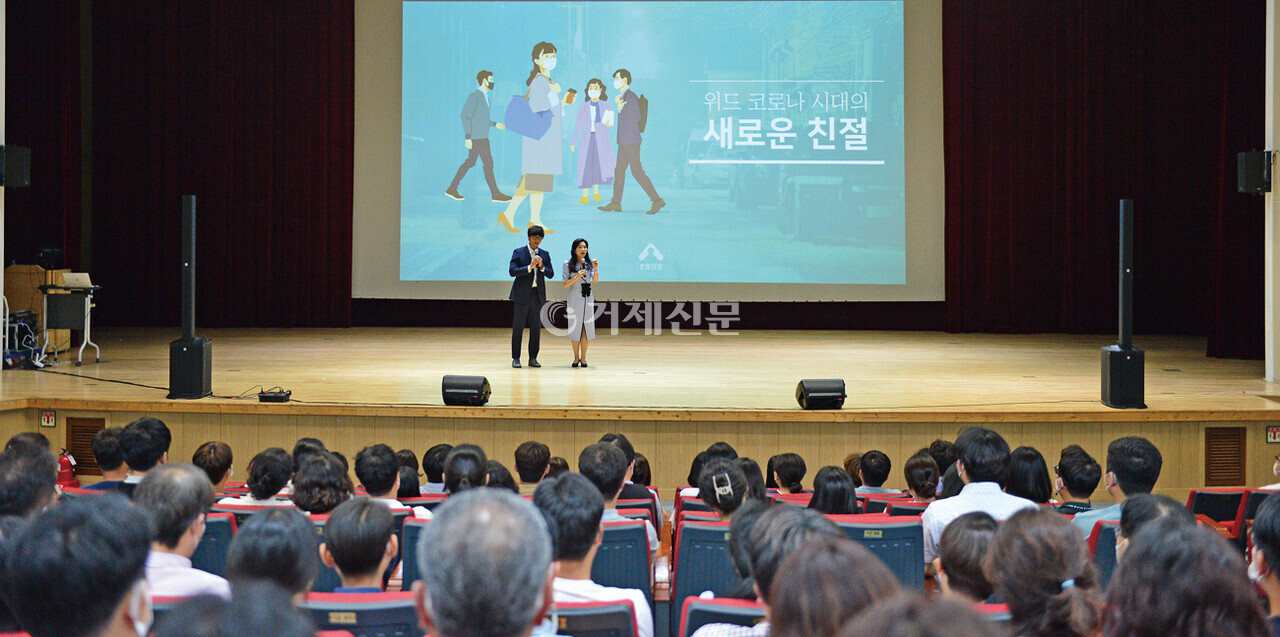 '시민중심' 시정을 내세우고 있는 박 시장은 생활속 불편을 해소할 수 있도록 직원 친절교육을 강조하고 있다. /사진= 거제시 제공