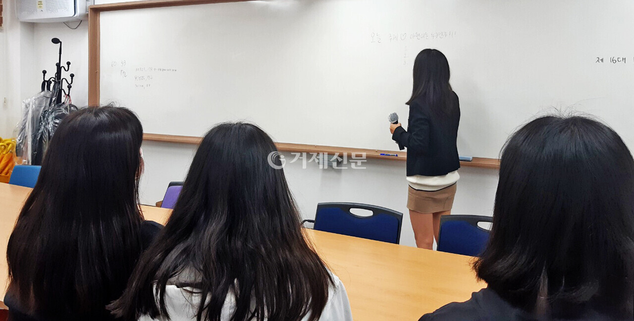옥포고등학교 학생회가 학생회 임원 '다온'의 임원을 선출하고 있다. /사진= 김수현 학생기자
