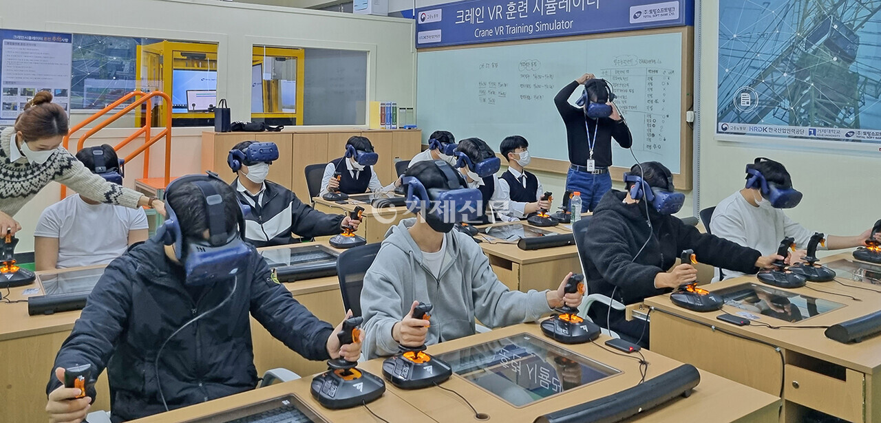 지난 1일 경남공고 학생들이 거제대학교 일학습병행 실감형콘텐츠 체험센터에서 크레인 VR 체험을 하고 있다 /사진= 김진돈 시민리포터