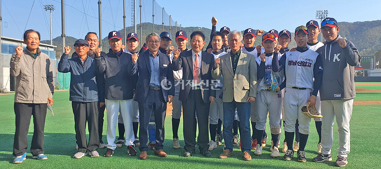 지난 7일 김상문 디앤에이치 회장이 경남산업고 야구부와 함께 기념사진을 촬영하고 있다.  /사진= 경남산업고 제공