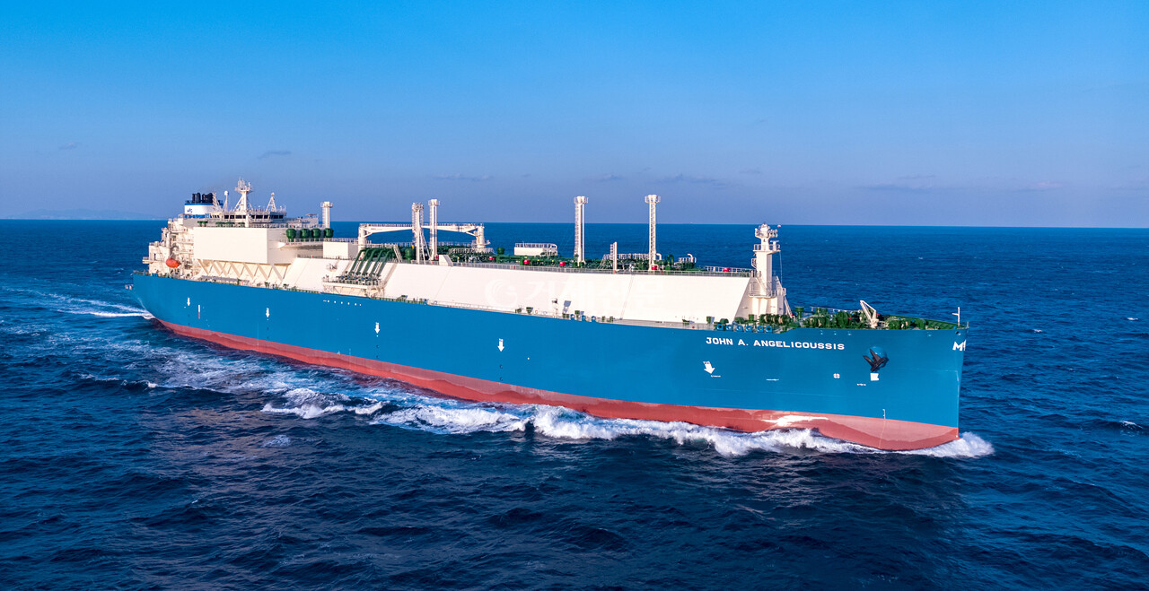 대우조선해양의 최신 기술인 축발전기와 공기윤활시스템이 적용된 LNG운반선의 항해 모습. /사진= 대우조선해양 제공