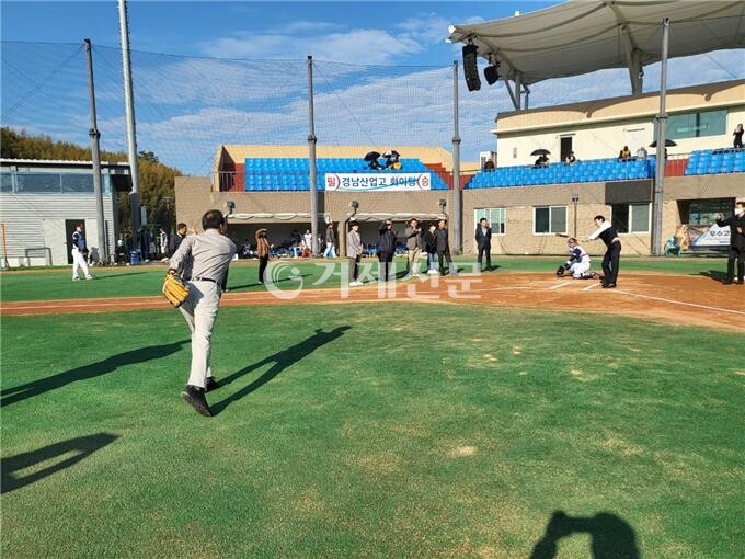 경남산업고등학고 야구단(U19 거제야구클럽)이 창단 4개월 만에 첫 전한 대회에서 우승을 차지하는 ‘파란’을 일으켰다.  사진은 시구 장면 /사진 윤동욱 시민기자