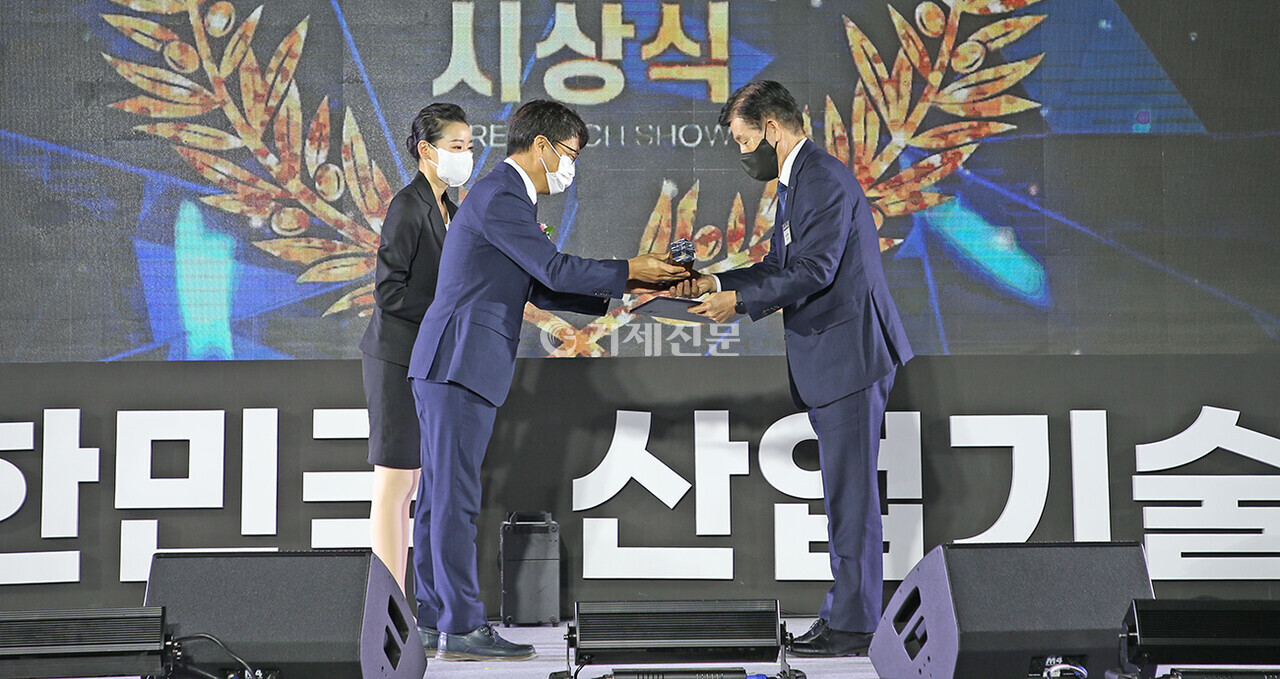 7일 서울 코엑스에서 열린 산업기술대상 시상식에서 박두선 사장이 대통령상을 수상하고 있다. /대우조선해양 제공