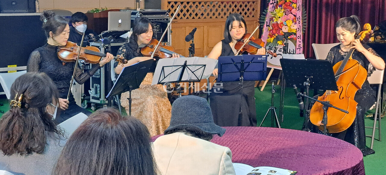 지난 29일 열린 블루시티관현악단의 제17회 정기연주회 모습. /이남숙 기자