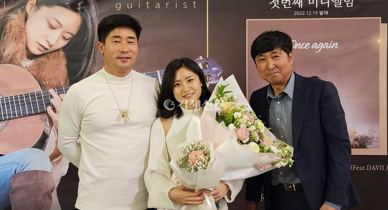 '장하은 희망의 거제 송년콘서트'를 주최한 거제에코투어 김영춘 대표(사진 맨 왼쪽)과 장하은 부녀가 공연 후 기념사진을 찍고 있다. /옥정훈 기자