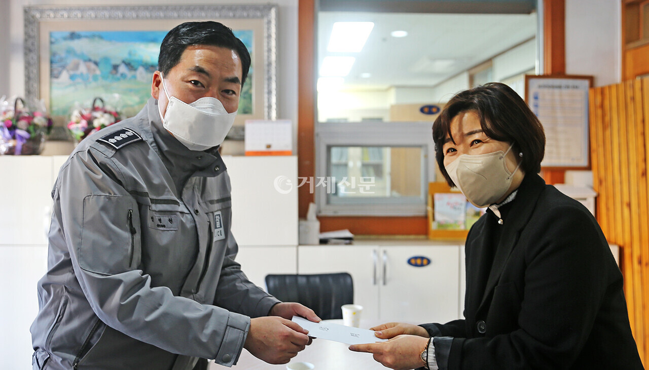지난 17일 정병원 거제경찰서장이 노인요양원 솔향을 방문해 성금을 전달하고 있다. /김은아 기자