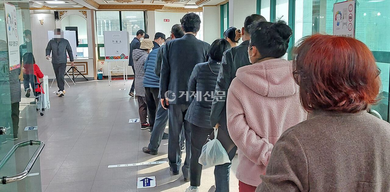 8일 신현농협에 설치된 투표소에서 제3회 전국 동시조합장선거를 하고 있는 조합원들. @옥정훈 기자