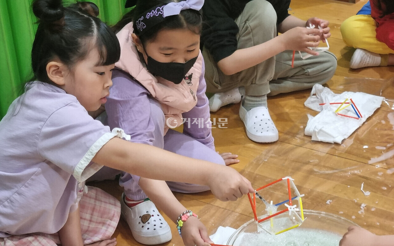 지난 5일 열린 국산초등학교 '과학이랑 놀자' 과학축제 모습. @김진돈 시민기자