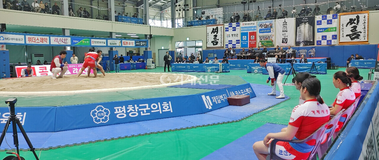 진부생활체육관에서 펼쳐진 거제시청 선수들의 단체전 결승 경기 모습. @손영민