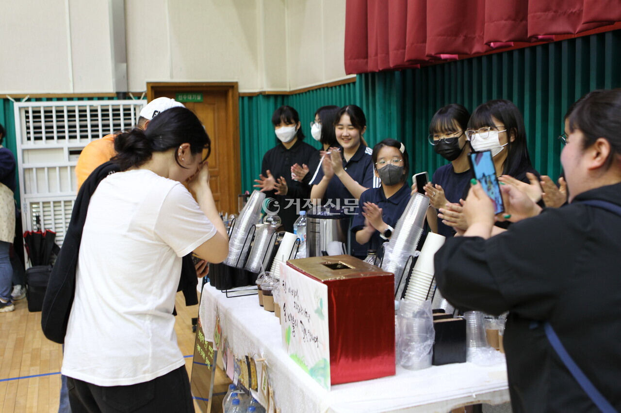 커피 판매를 하고 있는 둔덕중학교 학생들 / 사진 최대윤 기자 