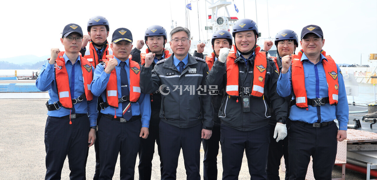 지난 3월 김종욱 해양경찰청장이 목포 연안해역 치안점검 후 P-35정 직원 격려하고 기념 촬영을 하고 있다. @해경청장실 제공