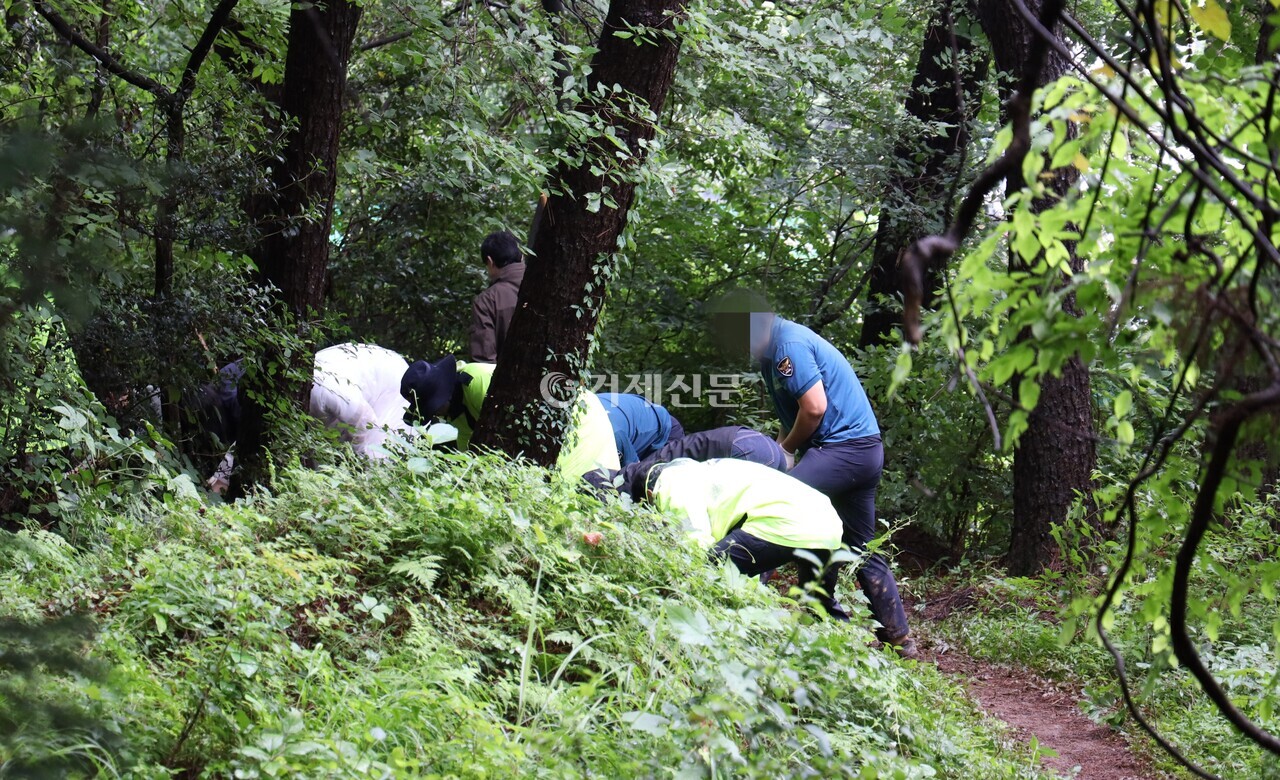 경찰이 거제지역 한 야산에서 유기된 신생아 시신을 수색하고 있다. / 사진 옥정훈 기자