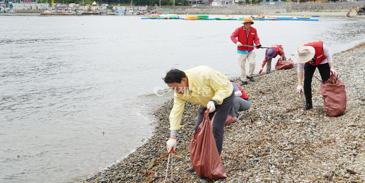 서일준 국회의원이 폭우로 떠밀려온 해양쓰레기를 수거하고 있다. @서일준 의원실 제공