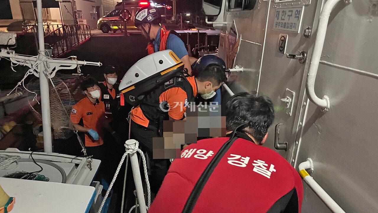 지난 26일 오후 8시54분께 거제시 갈곶도 인근 해상에서 발생한 모터보터와 선박 충돌사고가 발생해 해경이 환자를 이송하고 있다. @통영해경 제공