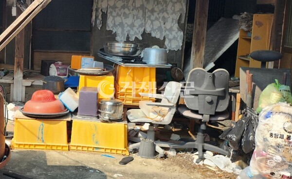 정비 전 쓰레기가 쌓여있는 저장강방세대. @아주신협 제공