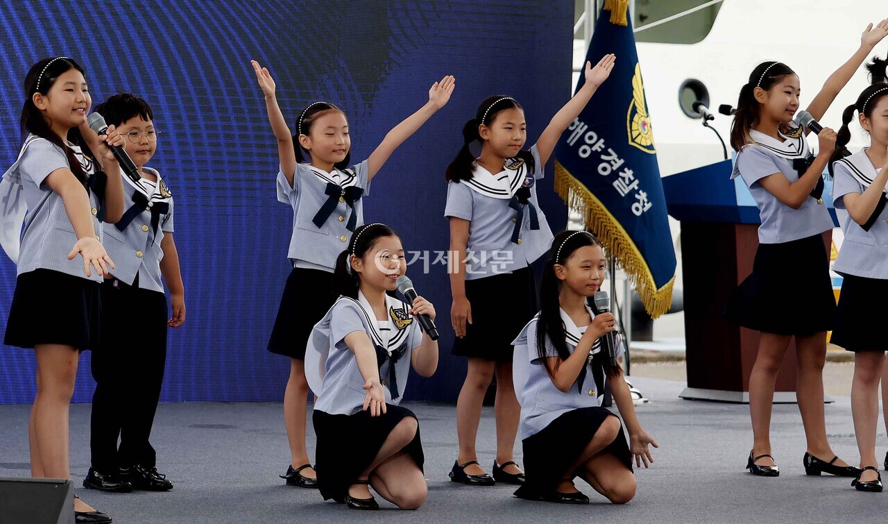 지난 28일 인천시 아라 서해갑문에서 열린   ‘제70주년 해양경찰 기념식’ 에서 열창하고 있는 거제시소년소녀합창단 @거제시소년소녀합창단 제공