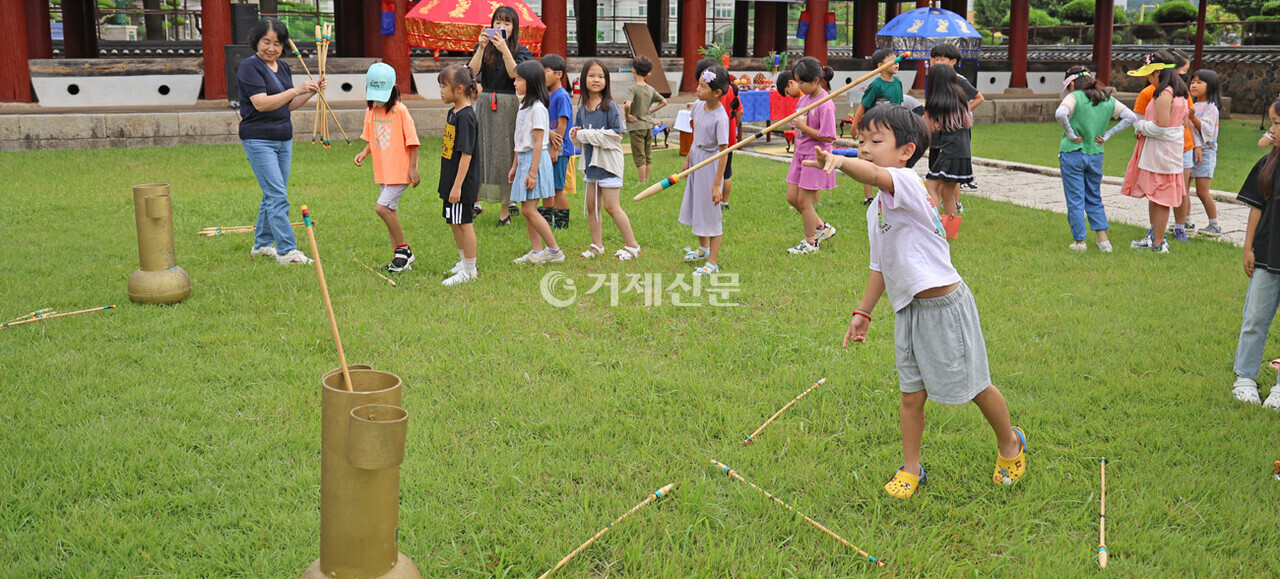 지난 18일 거제기성관에서 거제문화원이 진행한 전통놀이 체험에서 어린이들이 투호놀이를 하고 있다. @최대윤