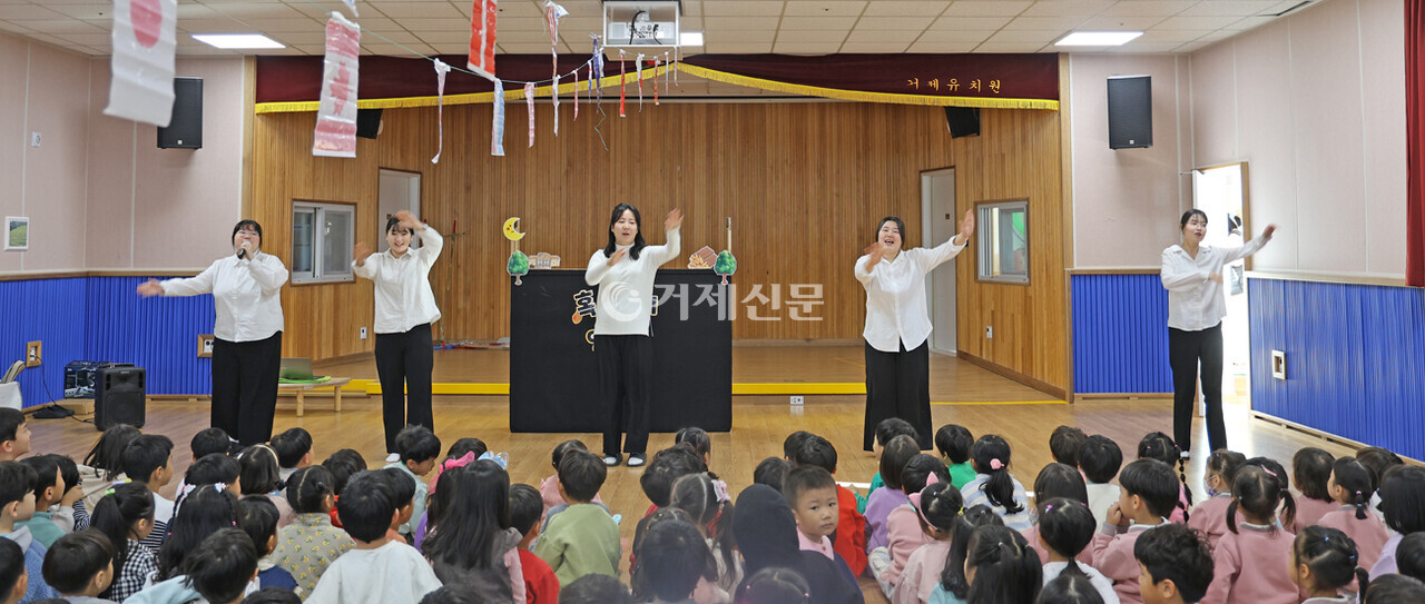 지난 22일 거제유치원에서 열린 거제대학교 유아교육과 동극동아리 '아이조아'의 공연 모습. @조민정