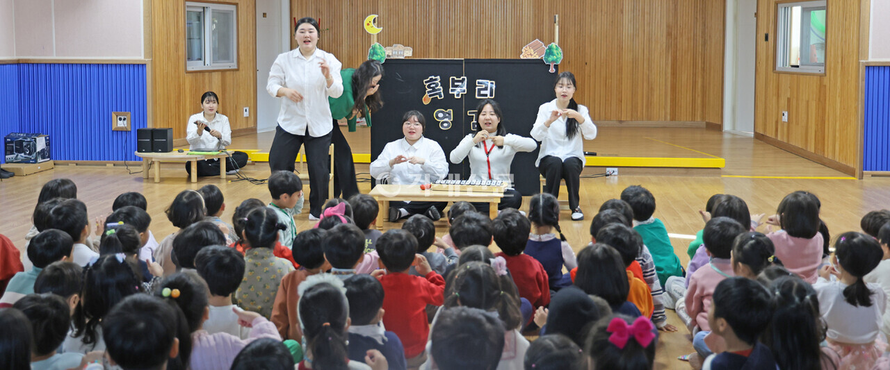 지난 22일 거제유치원에서 열린 거제대학교 유아교육과 동극동아리 '아이조아'의 공연 모습. @조민정