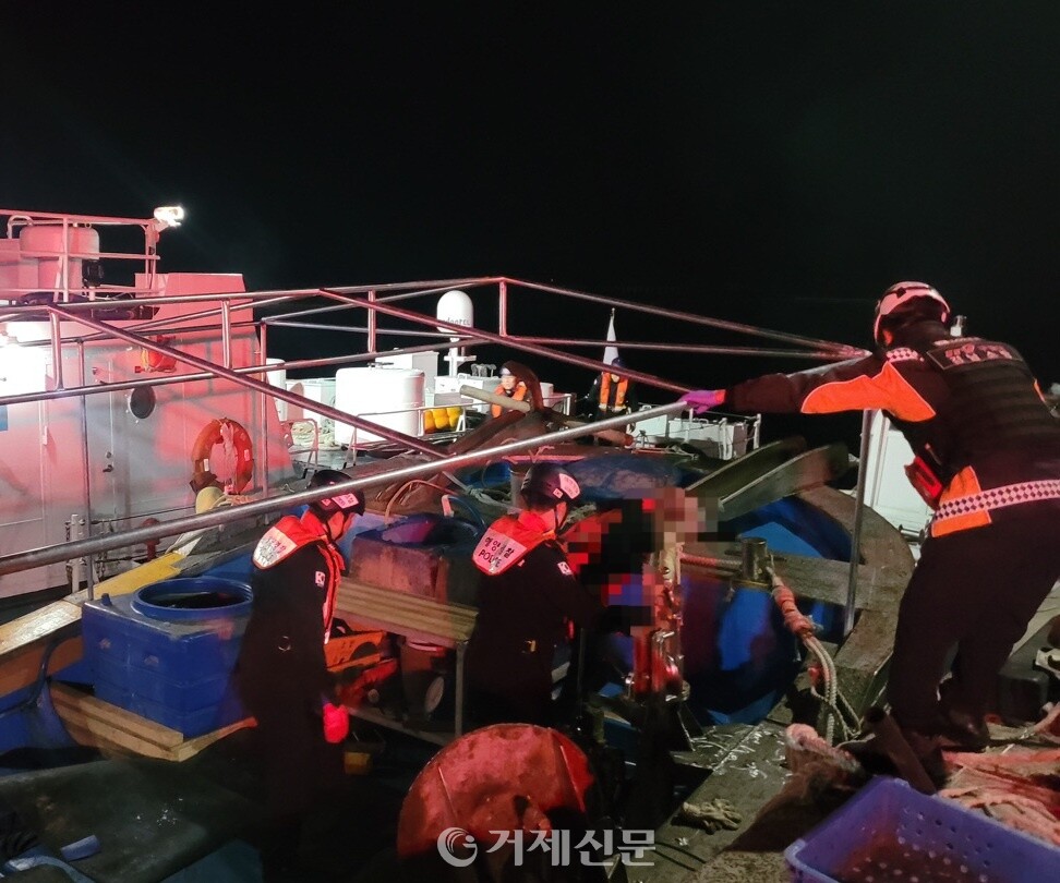 통영해경이 지난 5일 거제 해금강 인근 해상에서 응급환자를 구조하고 있다. @사진=통영해경.