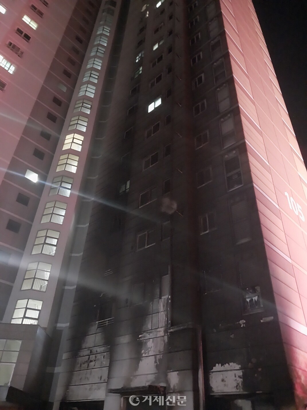 화재로 그을린 거제 고현동 아파트 사진. @사진=경남소방본부.
