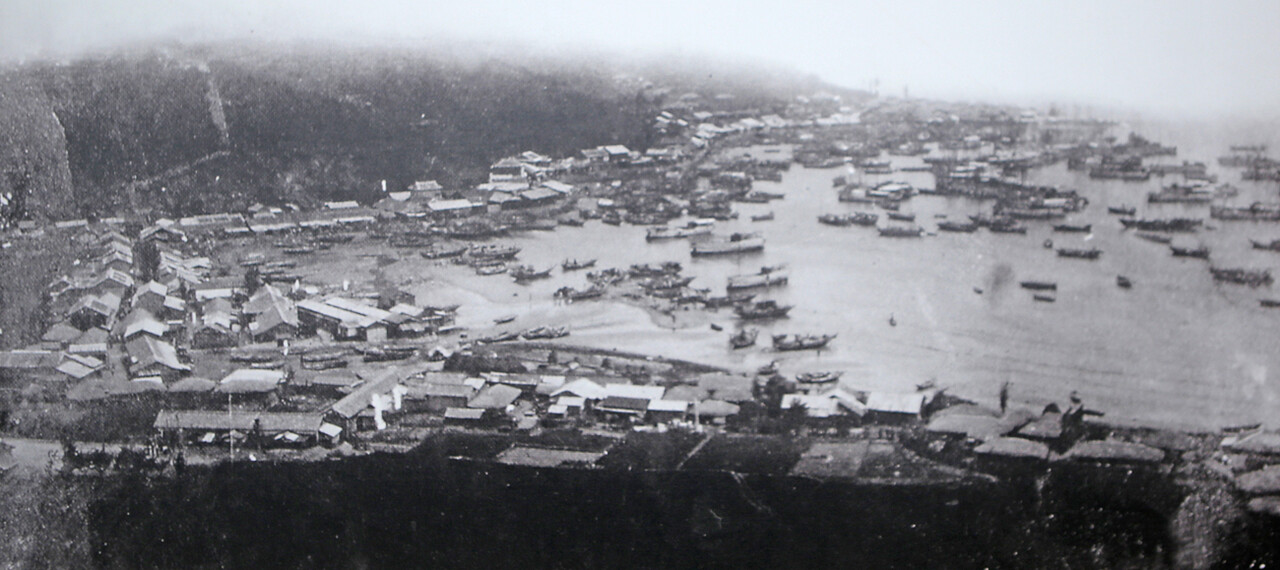 일본인의 어업 침탈과과 일본군 주둔-1910년대 이사리촌. @거제신문DB