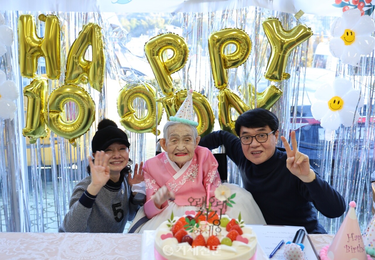 아들 김상모씨와 며느리 구승회씨와 기쁜 생일을 맞은 이복랑 할머니. @사진=조민정 기자