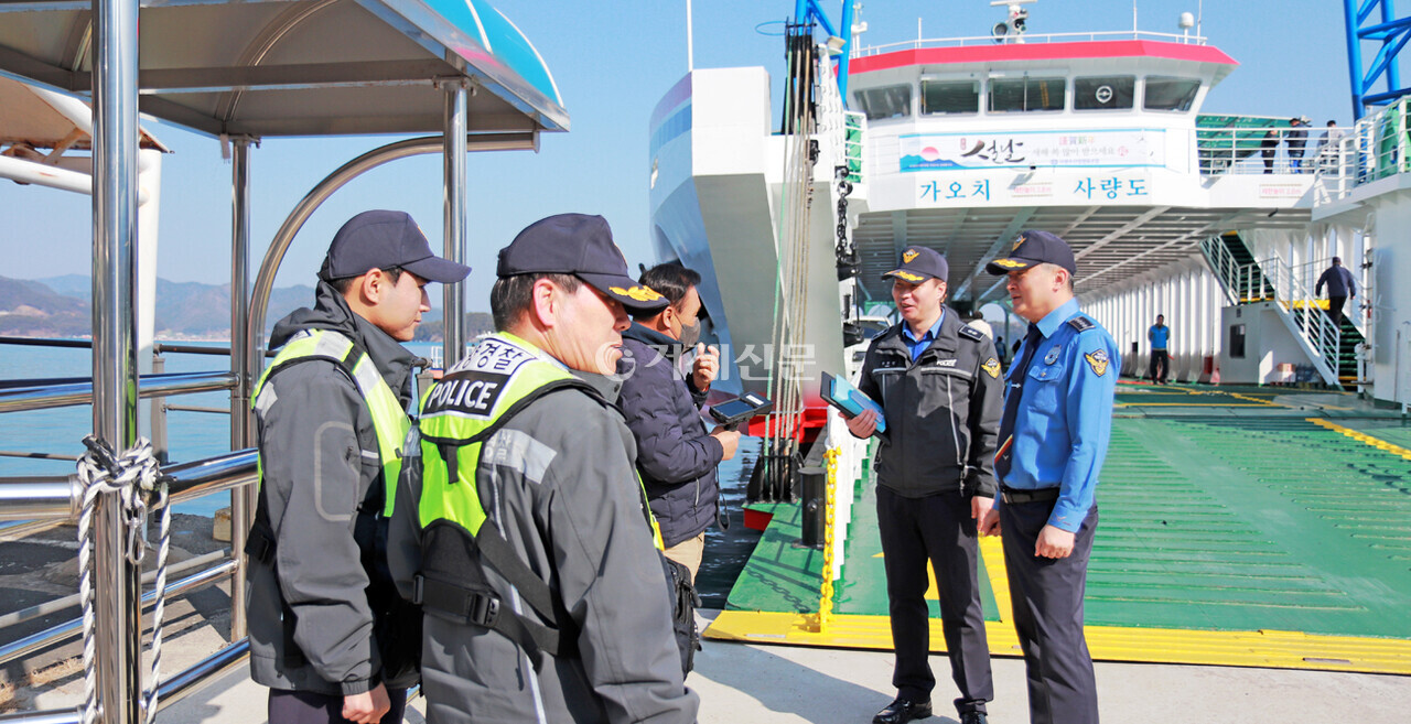지난 12일 한철웅 통영해경 서장이 통영시 가오치·삼덕·중화 여객선 선착장을 찾아 안전점검에 나서고 있다. @통영해경 제공