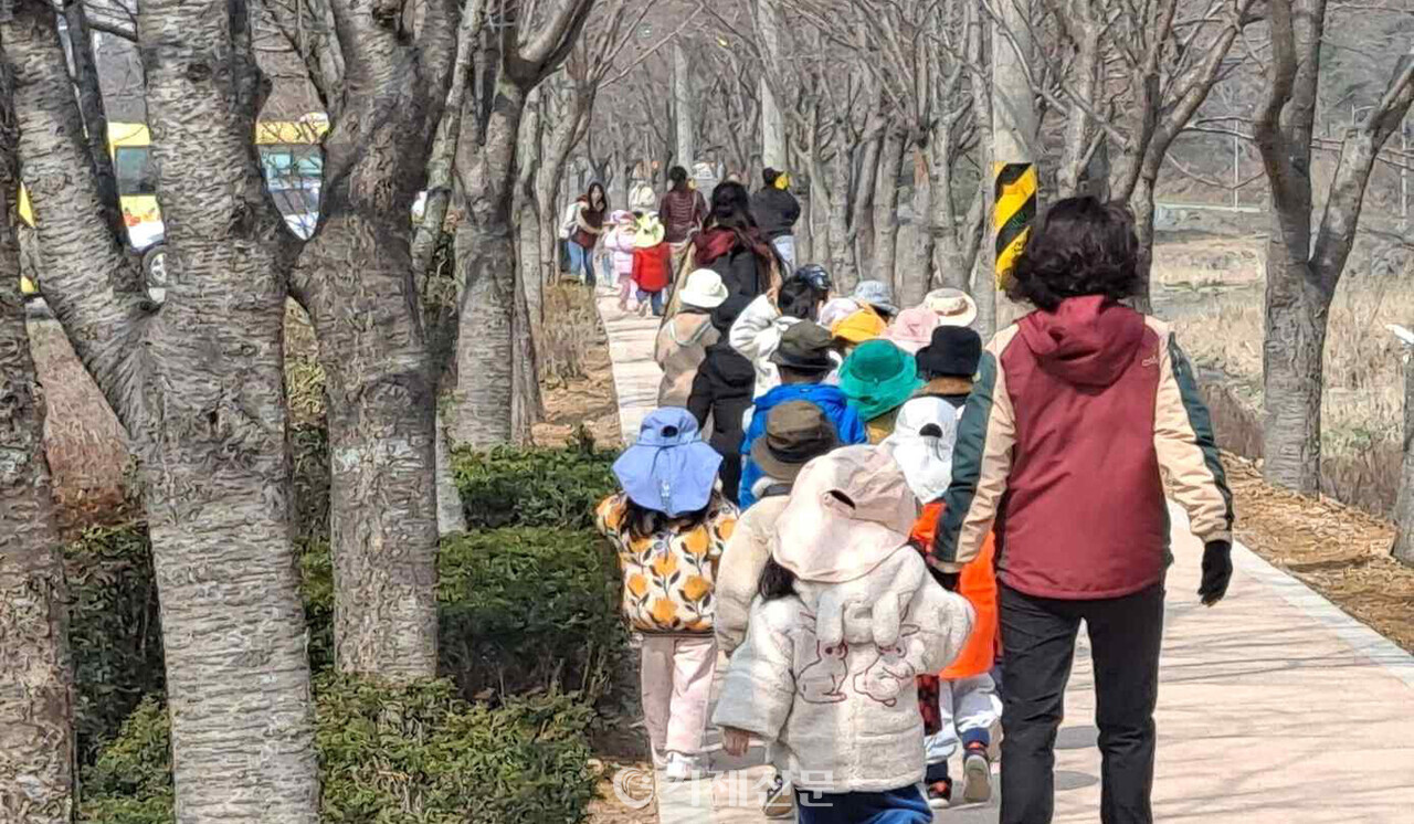 거제 고현동 고현천변에 소풍나온 어린이들 모습. @김용호