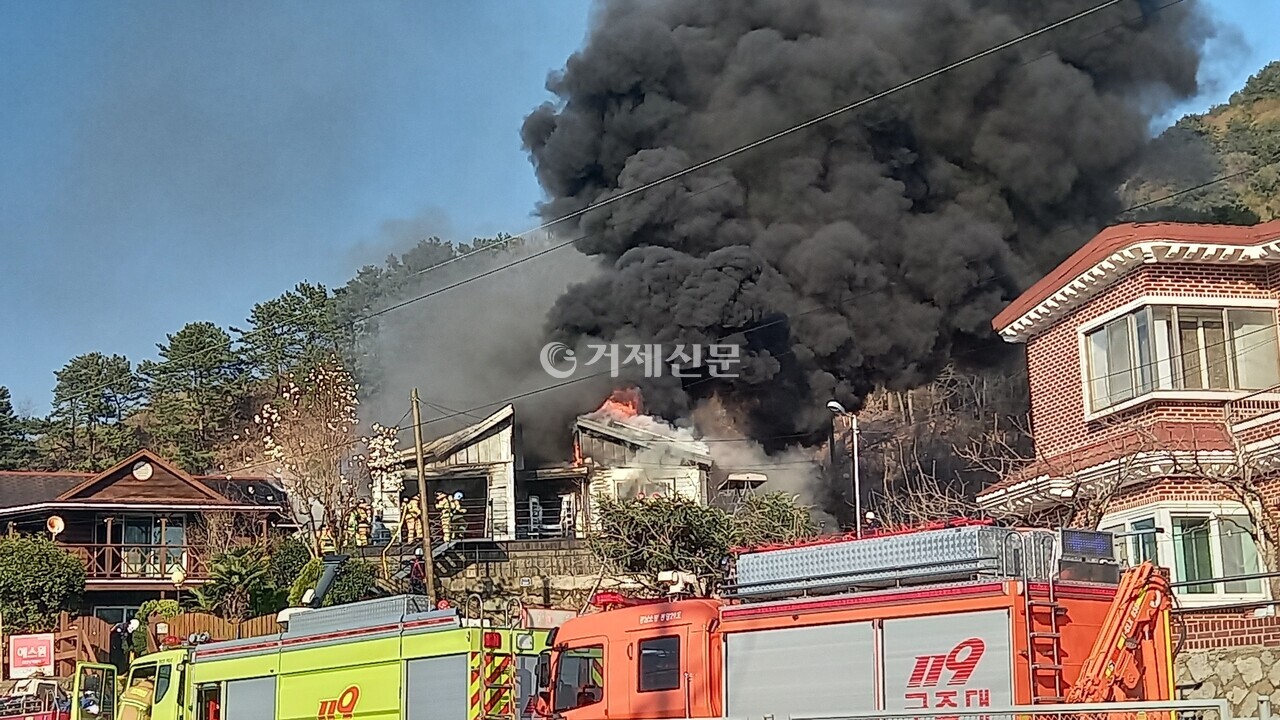 21일 오후 4시30분께 발생한 거제시 사등면 지석마을 단독주택 화재 모습. @강래선