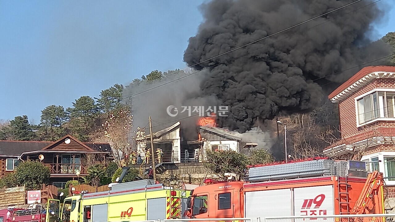 21일 오후 4시30분께 발생한 거제시 사등면 지석마을 단독주택 화재 모습. @강래선